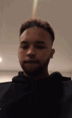 凯尔-安德森晒咬唇自拍