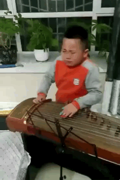 最新一期内涵爆笑动图 哭成这样，莫非领悟琴意了？