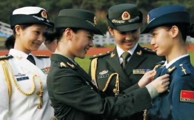 “0七”式军服女兵礼服