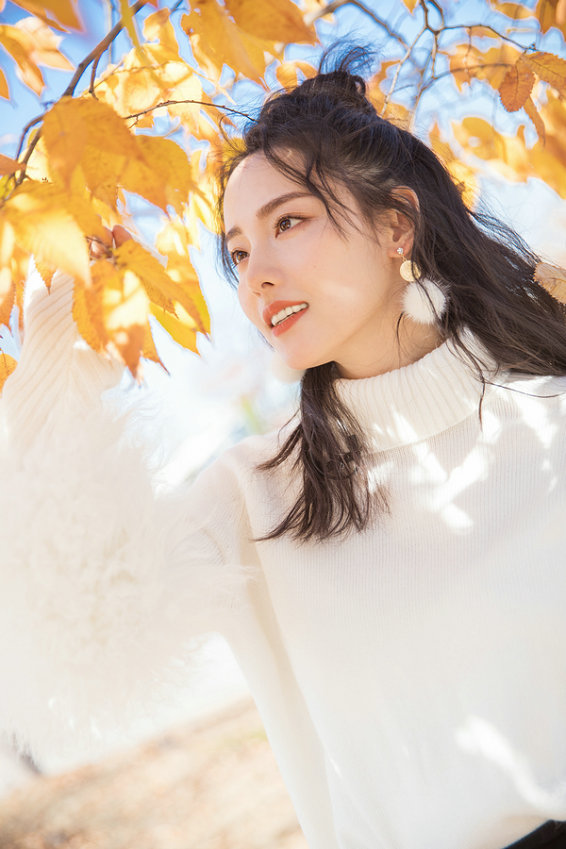 张嘉倪冬日写真温暖妩媚