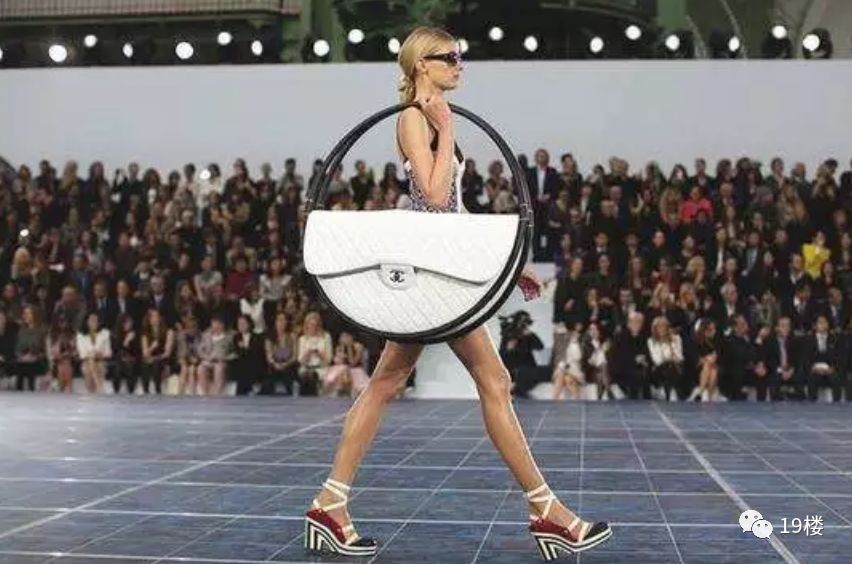 有人晒包包,网友纷纷亮出同款:这是我离时尚圈最近的一次了