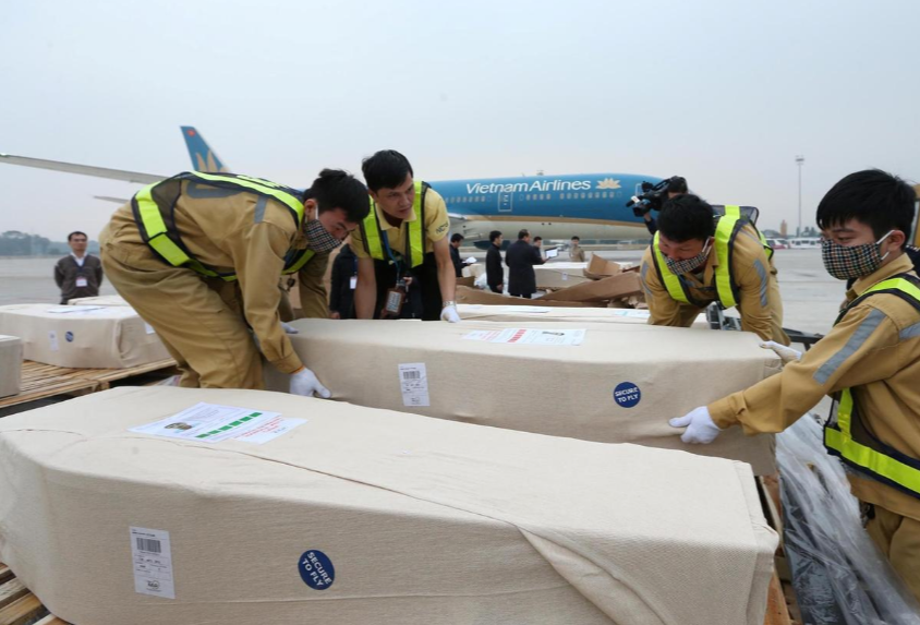  （11月27日，越南河内机场工作人员把装有遇难者遗体的棺材从飞机上搬运下来。图源：路透社）