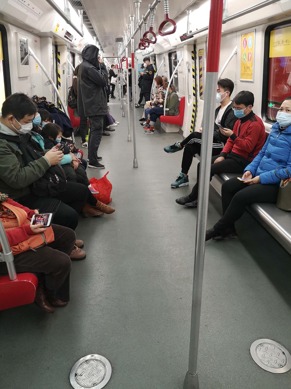 不戴口罩不能上地鐵。