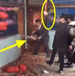 新娘刁难新郎不愿意开房门, 新郎一气之下把丈