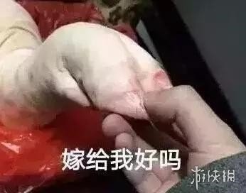 十指紧扣,充满爱意!印度男人们手拉手走路并非搞基