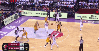 精彩瞬间:巴斯韩德君暴扣虐筐 胡金秋送火锅-gif