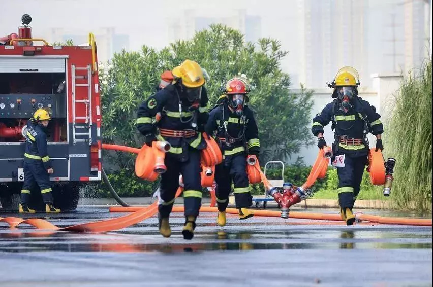 消防战士杨国彬双臂接住坠落群众