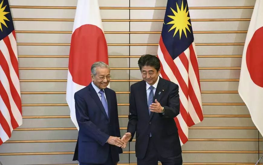 ▲6月12日,日本首相安倍晋三在首相官邸与马来西亚总理马哈蒂尔举行会谈。