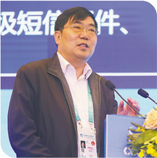 聚星娱乐代理返点,哈德森晒与张庆鹏合影,张庆鹏:村儿里来新银了