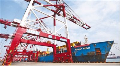 10月26日，山东省港口集团·地中海航运公司青岛港东南亚集装箱航线正式首航。 　　张进刚摄（影像中国）
