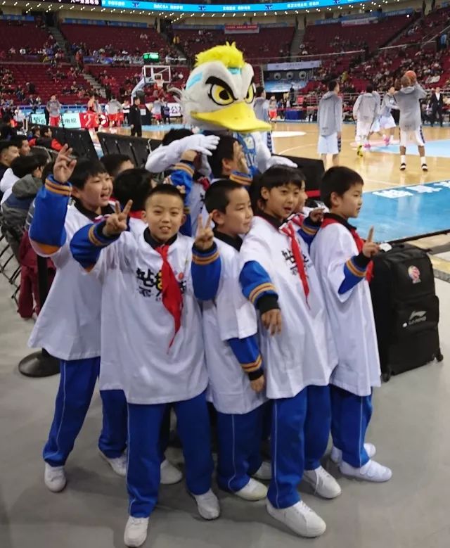 走入职业篮球赛赛场的小学生--首钢篮球小雏鹰