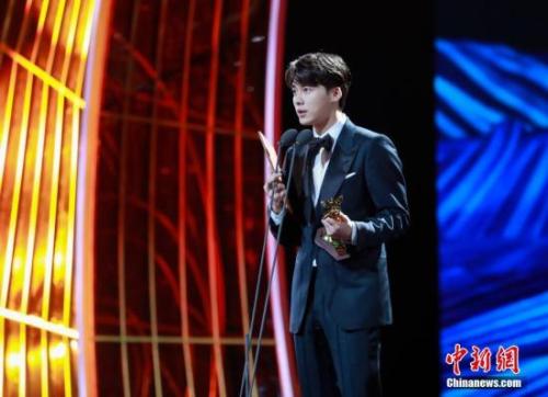 李易峰迪丽热巴获奖引争议 金鹰奖也要看流量?