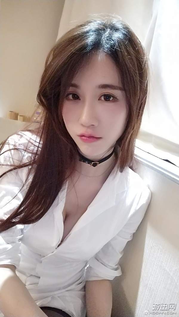 “ASMR第一女神”主播晒床照求撩?黑丝美腿,风情万种