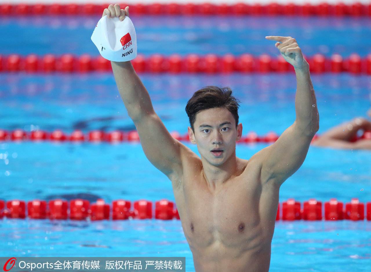 体坛联播|宁泽涛复出斩获预赛第一，“递国旗”事件绍兴再演