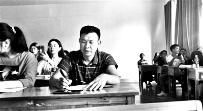 52岁的杨小勇和同学一起听课
