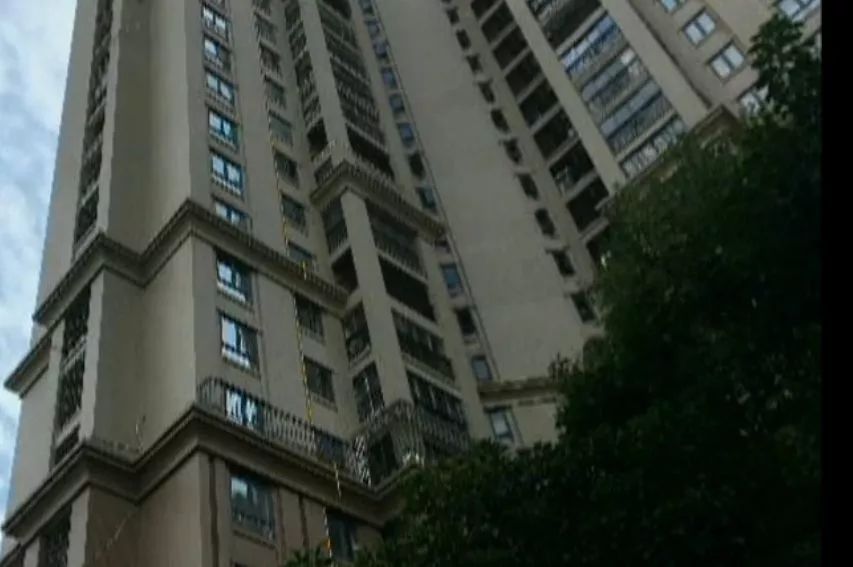 悲剧!泉州市区:一女子从9楼自家阳台坠楼身亡