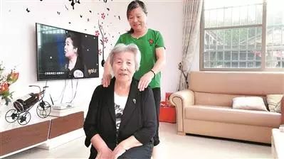 陈永红(后)给老人按摩(来源:广州日报)