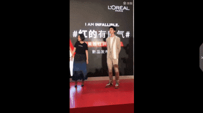 拒绝女演员挽胳膊还摆臭脸是因为走不出角色?可拉倒吧你
