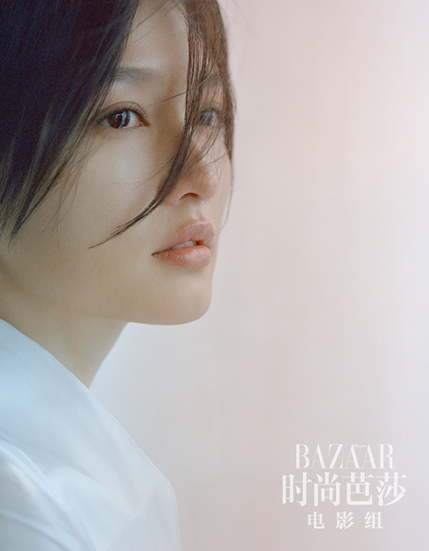 李沁纯白造型素净妆容 气质温婉动人