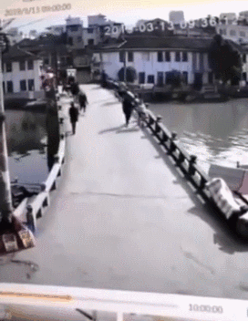 一言不合丈夫将妻子扔进河：情绪不稳的男人，是婚姻的毒