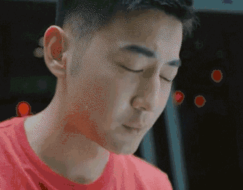 在《特勤精英》第一集一开始,张好奇就和林毅一起解救了一个小男孩儿