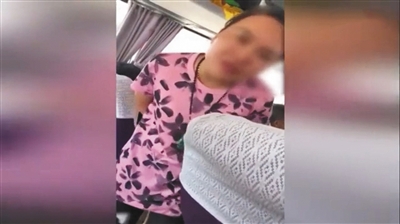 2017年12月，云南导游李云在视频中辱骂游客骗吃骗喝。视频截图