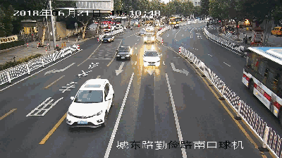 傍晚的嘉兴火车站,车流如织人流涌动.