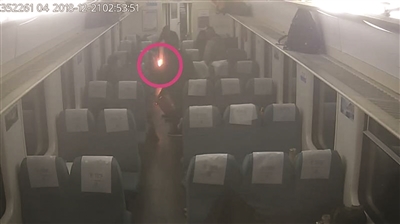 喝醉酒竟在列车上放火烧座椅