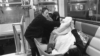 寒夜街头孕妇孤身一人遇早产 民警联系上她亲妈、“前夫”，怎料想……