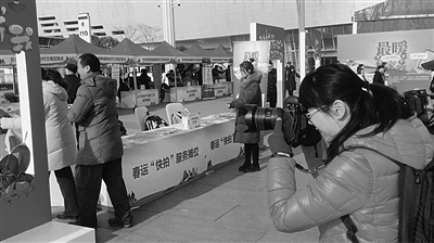 81岁奶奶相机拍下春运正能量