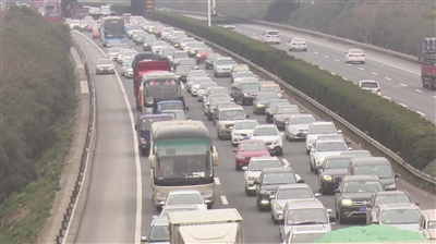 高速今迎节前车流首次高峰