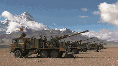 ▲资料图片：2017年7月，西藏军区某旅全员全装机动至海拔5000米的青藏高原腹地，就快速投送兵力、多兵种联合攻击等关键科目展开实兵实弹演练，全方位锤炼部队高原作战能力。