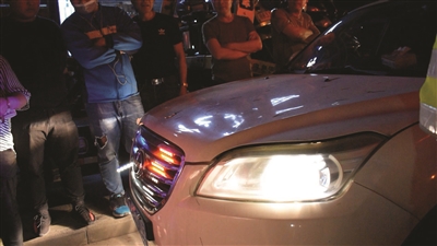 为拉风,私家车上装警用灯 遇上交警设卡他还