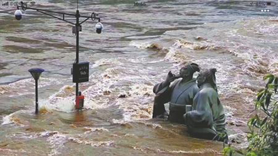 7月17日，宜宾迎来2013年以来的最大洪峰，滨江公园内苏轼和黄庭坚4米高的雕塑逐渐被岷江上涨的江水淹没。本文图均为华西都市报 图