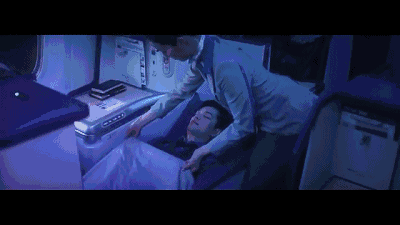 不小心睡着也会有空姐帮你盖被子.
