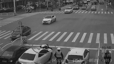 被顶在车前开出200米 辅警仍不松手