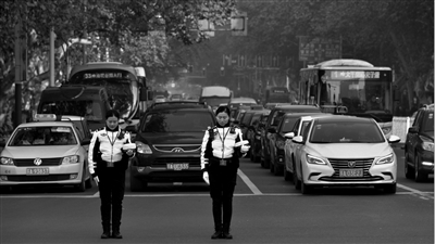 “默哀一分钟”明确写入了条例