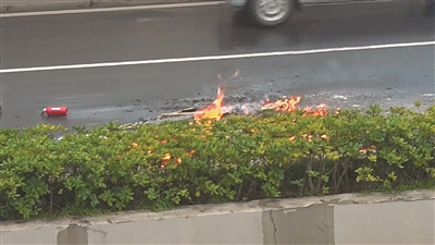 车上掉落冰箱 引发氟利昂爆炸起火_新浪娱乐_