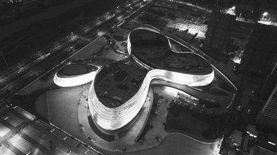 “连云港大剧院”上演灯光秀 展现震撼夜景