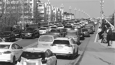 南京长江大桥昨重开又成“观光景点”