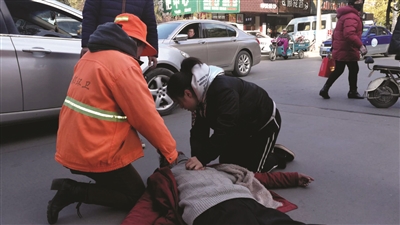 “救我……”五旬男子突然倒地 扬州温暖女孩口对口做人工呼吸