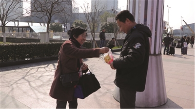 退休女士给志愿者送上暖心餐