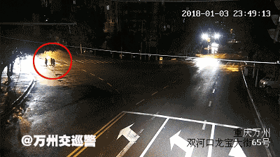 事故现场监控视频截图 本文图片均来自万州交巡警微信公号