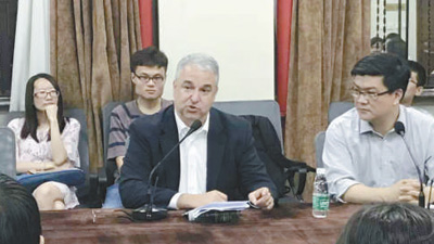 图为2018年6月，方大为（前左）在北京一所高校讲学。资料图片