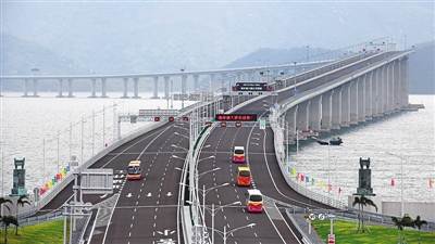 　图为车辆在港珠澳大桥上行驶。新华社记者 梁 旭摄