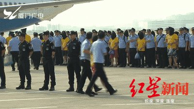 电信网络诈骗犯罪嫌疑人被押解回国的现场 视频截图源:厦门广电