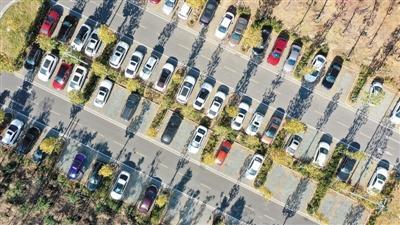 城市停车难“短板”怎样补？盘活资源引导智慧停车