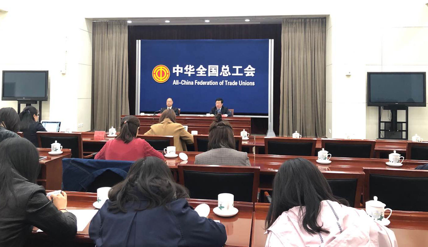 695人荣获全国五一劳动奖章 农民工人数首次过