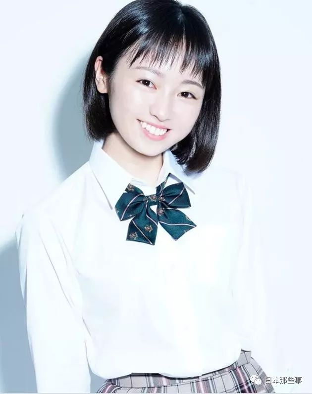 毕业前还发行了第一部写真集《谁也不知道的我》。