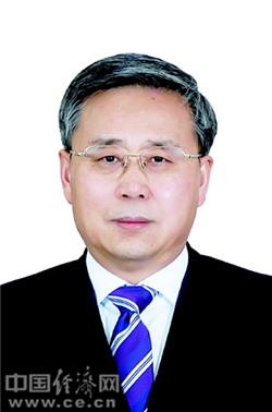郭树清,1956年8月出生,汉族,内蒙古察右后旗人,法学博士。